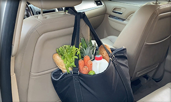 Crochet de voiture tenant un sac de nourriture